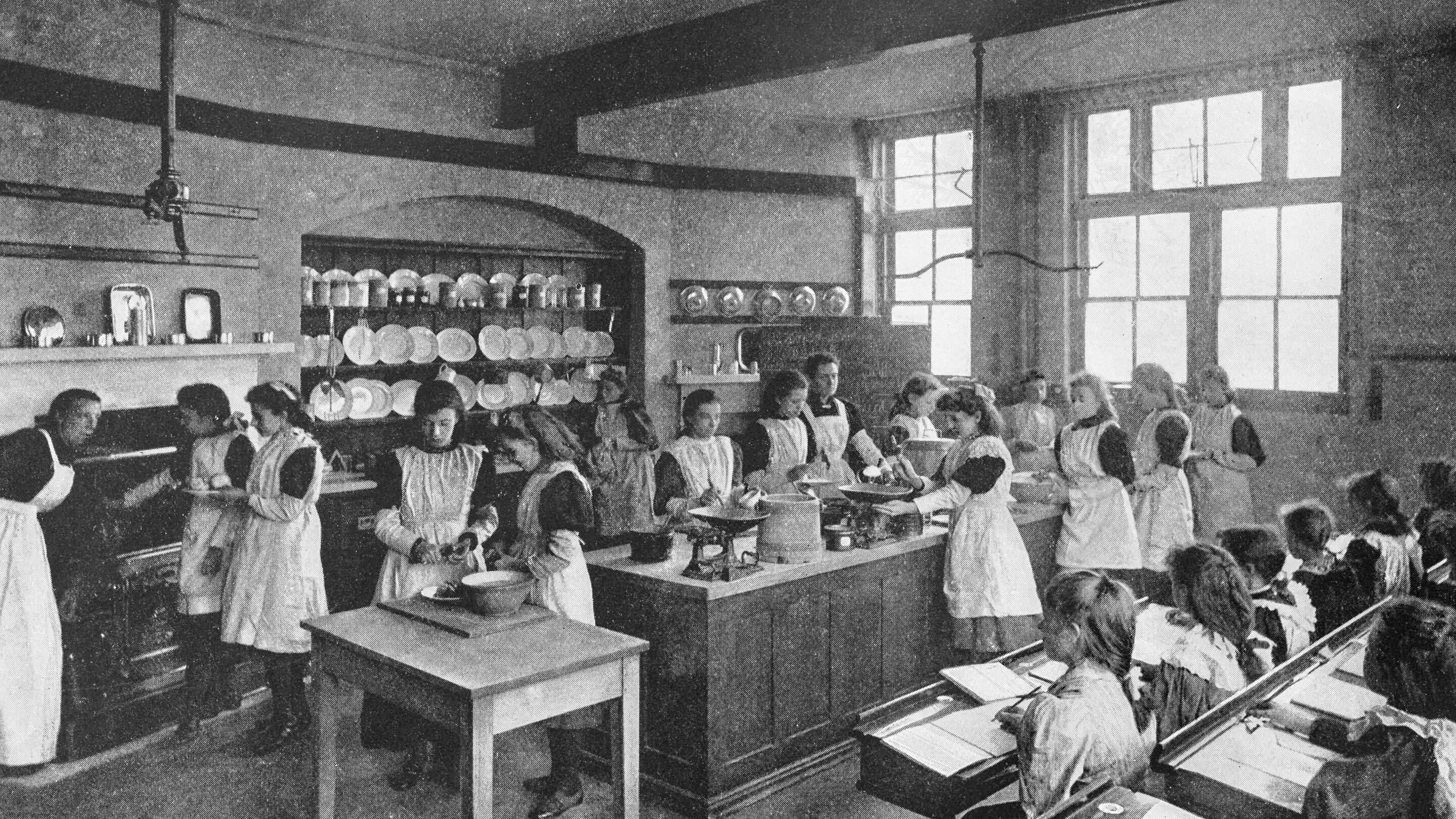Christ s hospital school великобритания. Первые школы в англии. Первые школы в англии. Земская школа 19 век. Представители британской школы.