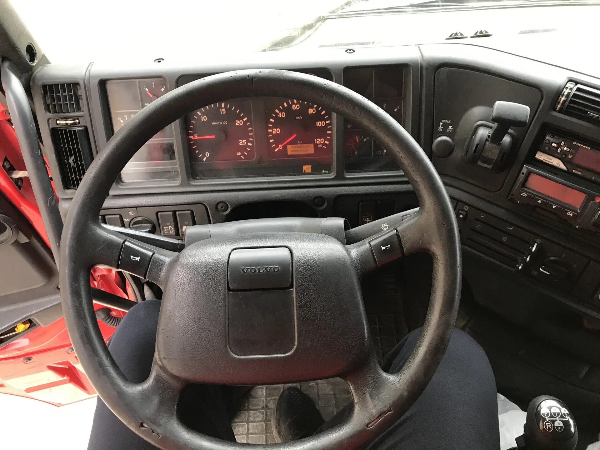 Volvo fh 2000 года. Volvo fh12 1998. Кабина Volvo fh12. Volvo fh12 2000. Volvo fh12 салон.