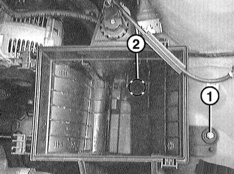Воздушный фильтр БМВ 3 е46 крепления. Крепление воздушного фильтра БМВ е46. Воздушный фильтр БМВ е46 расположение. Фильтры бмв е46