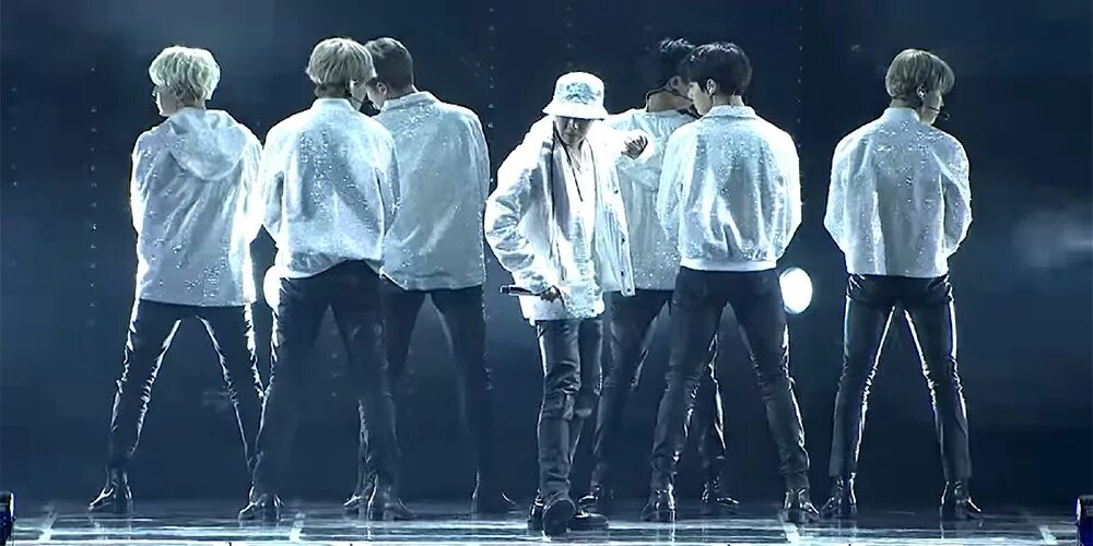 Бтс идут. ЧГ БТС. БТС В белой водолазке на сцене. BTS на рабочий стол Mic Drop. BTS Mic Jimin.