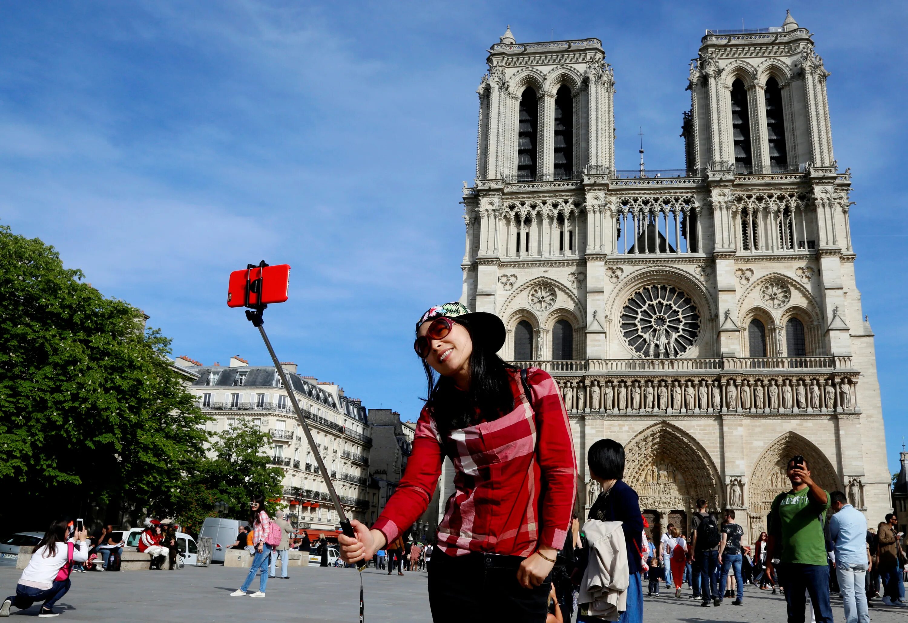 Сколько живет во франции. Туристы во Франции. Туристическая Франция. Париж туризм. Туристы в Париже.
