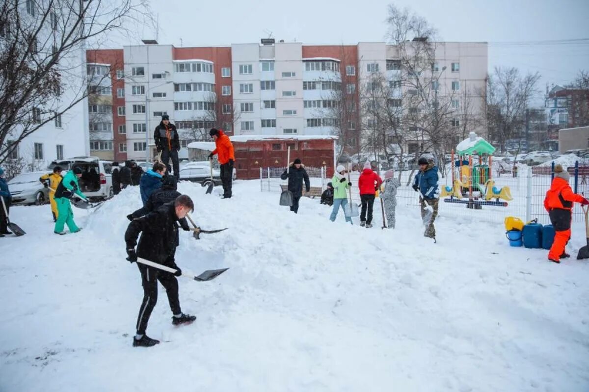 Строим горку во дворе. Снежные горки во дворе. горка во дворе. горки сахалинская область. опм горка во дворах.
