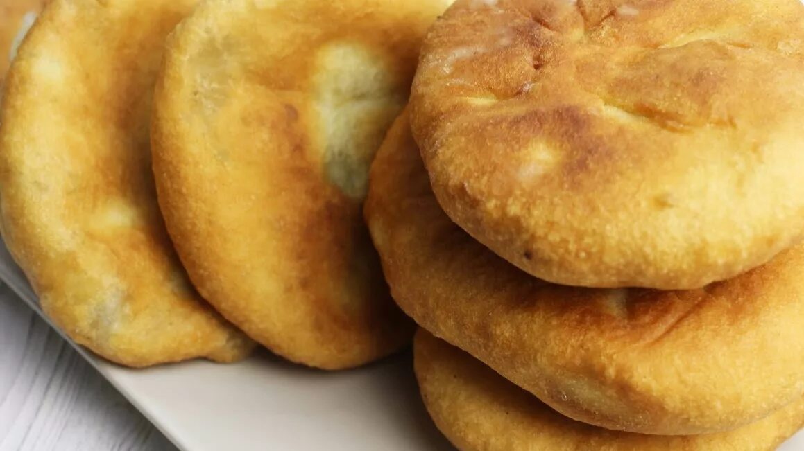 Тесто на беляши с мясом на дрожжах. Тесто для беляшей. пресные беляши. беляши на кефире. беляши пышные.
