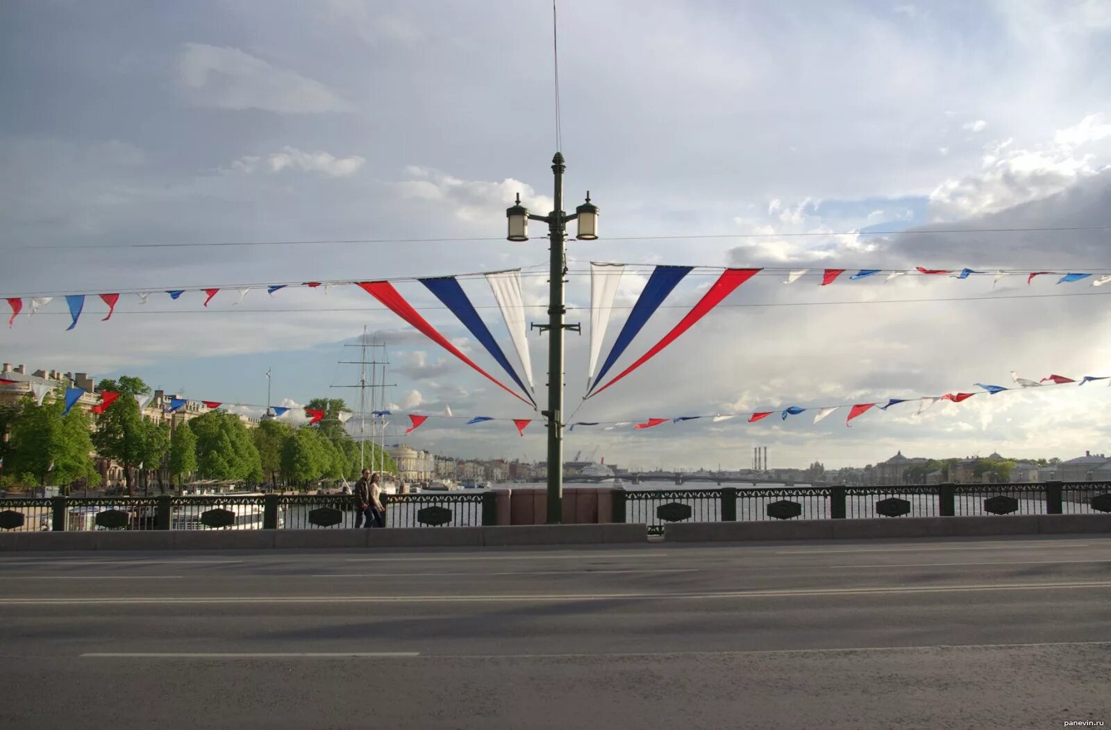 Флаги россии в спб. Флаг Санкт-Петербурга на флагштоке. Город украшенный флажками. Украшение флагами. Украшение города к празднику.