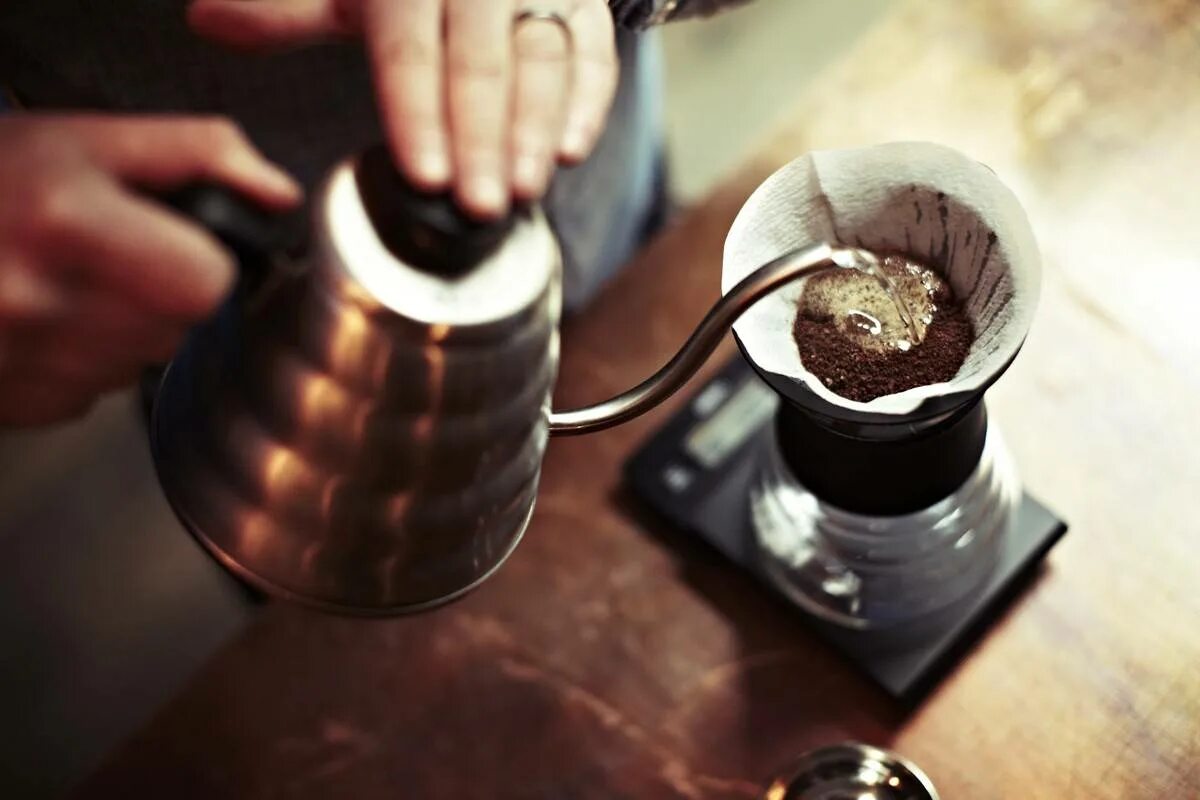 Для чего используют кофе. Пуровер hario v60. v60 coffee brewing. brew coffee турка. метод пуровер кофе для заваривания.