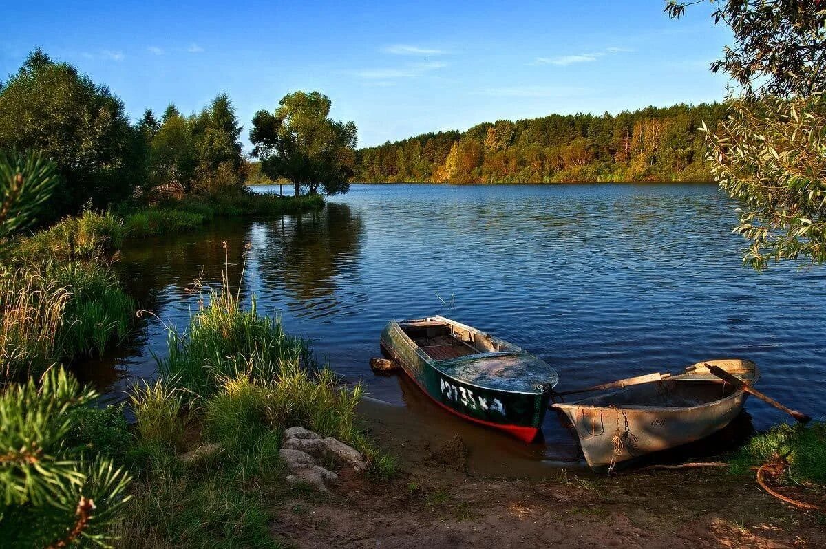 Рыбалка на реке волга. Лодка на реке. Лодка на озере. Лодка на речке. Берег реки.