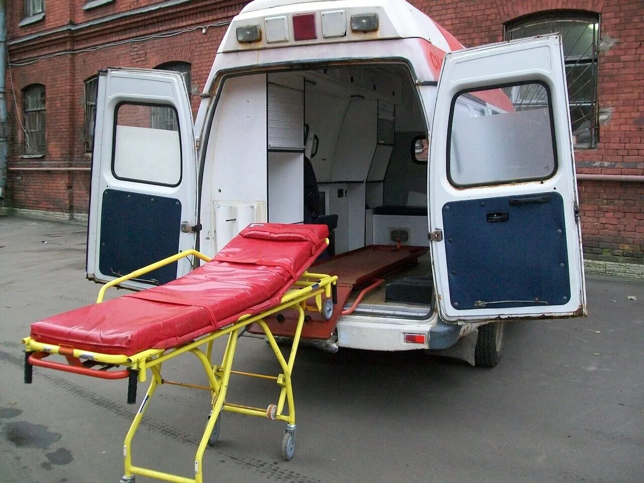 Носилки скорой помощи. Транспорт для перевозки инвалидов. Машина для транспортировки лежачих больных. Мед перевозка больных