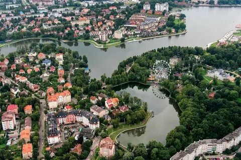 В центре города проживали
