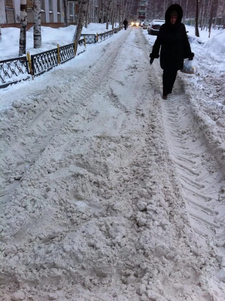 Москва чистят снег. Чистка дороги от снега. Утаптывание снега вокруг огорода. Не чистят снег. Чистка снега в Алатыре.