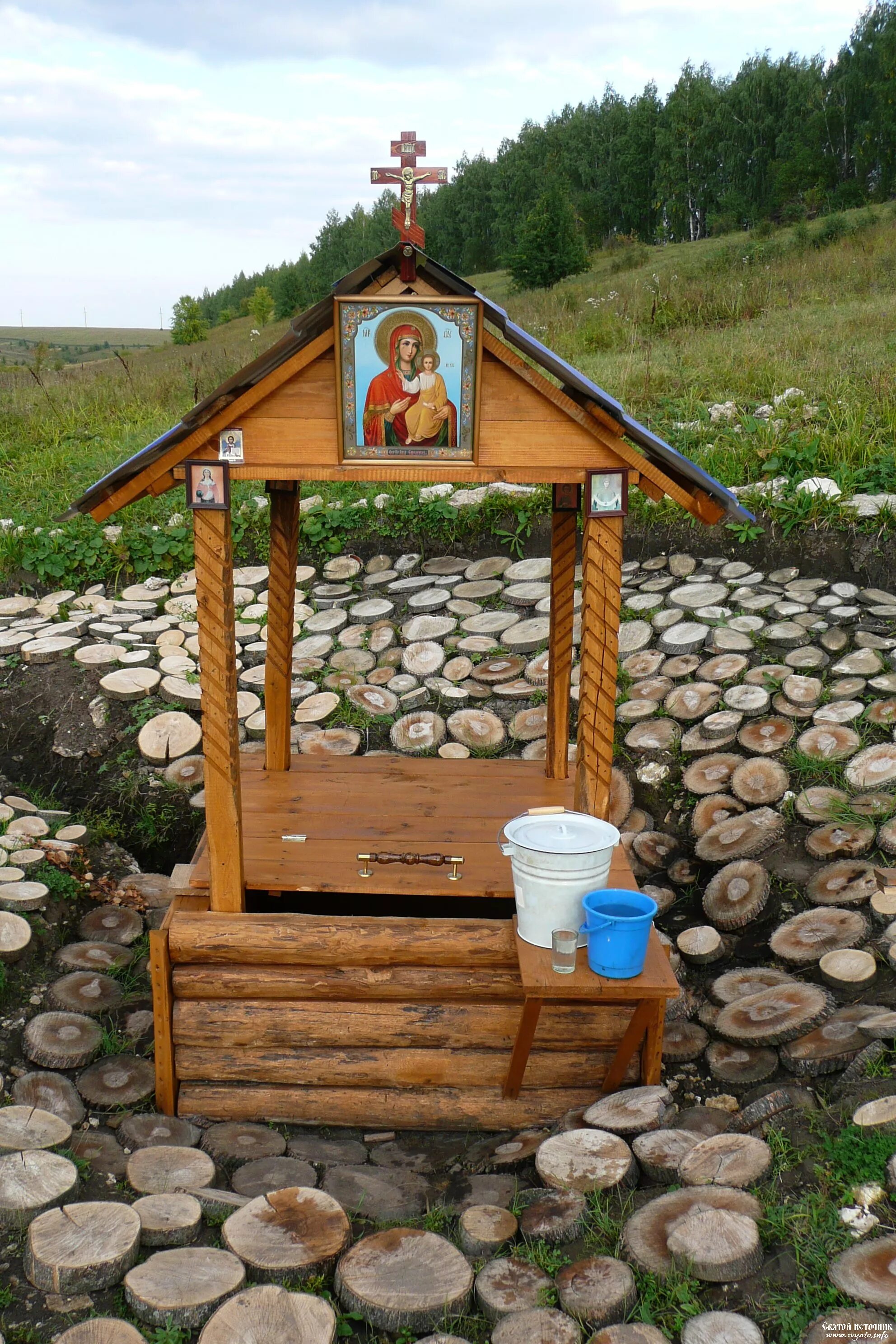 Родник святой источник. Родник, Святой источник иконы Урюпинской Божией матери. Торжок Святой источник Богородицы. Родник, Святой источник Корсунской иконы Божией матери.. Святой источник Донской иконы Божьей.