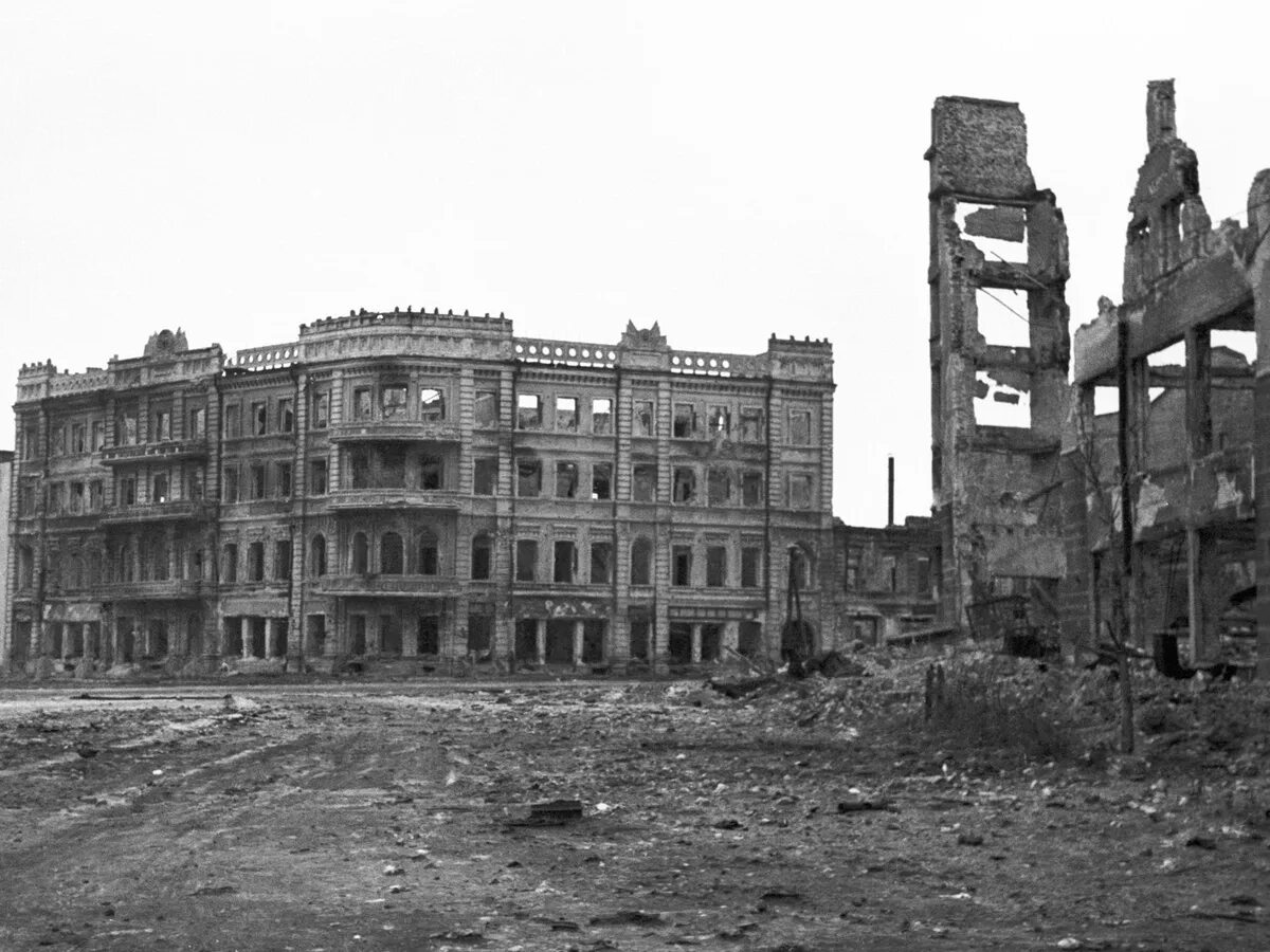 Волгоград в годы великой отечественной. Разрушенный Волгоград 1943 в. Сталинград площадь павших борцов 1942. Руины Сталинграда 1942. Сталинград после 1945.