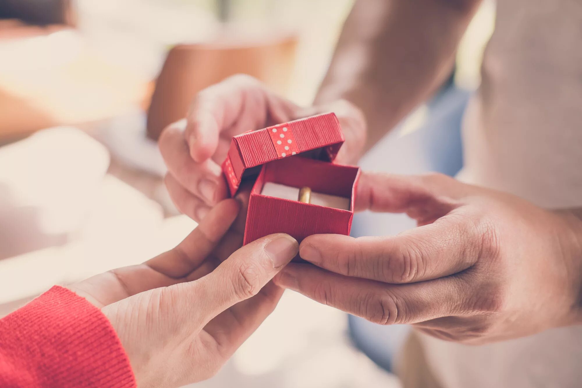 You buy me a gift. Дарит парень и девушка коробочку с сердечками. Jewelry Gift for man. Man giving Jewellery. Man giving Ring.