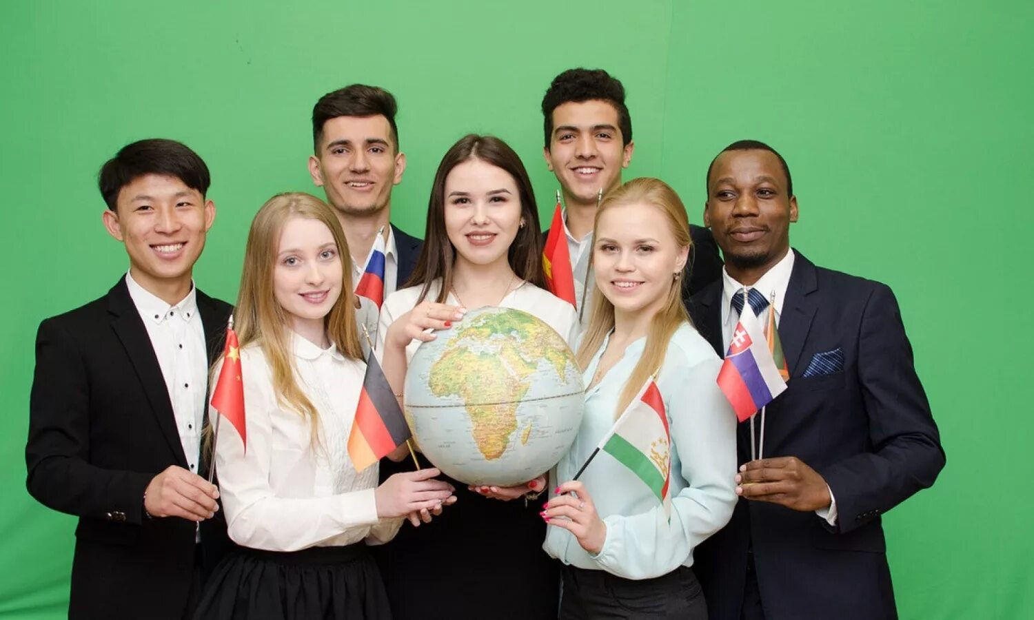 Иностранные языки. Студенты из разных стран. Студенты с глобусом. Студенты иностранцы с глобусом.