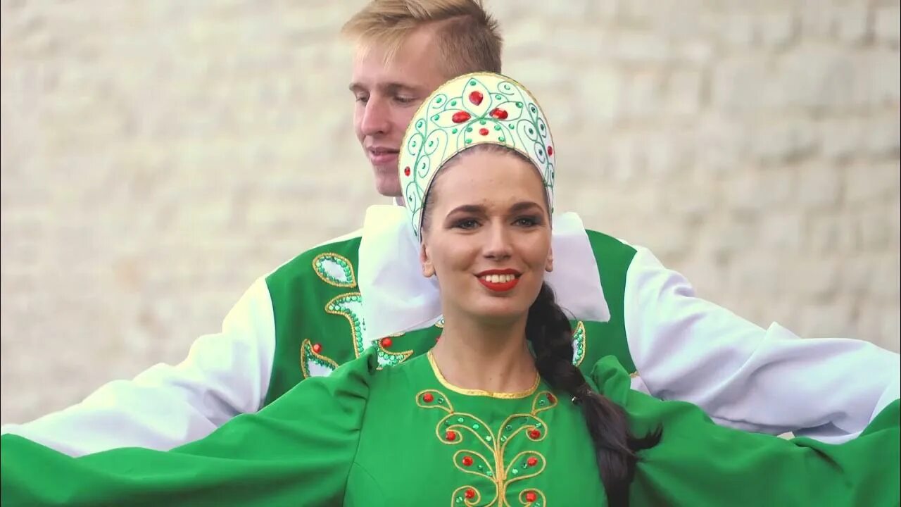 Злачное место группа казань. Танец популярный из клипа. Группа little big клипы. Впечатлительные люди кавер группа. Клип ансамбль.