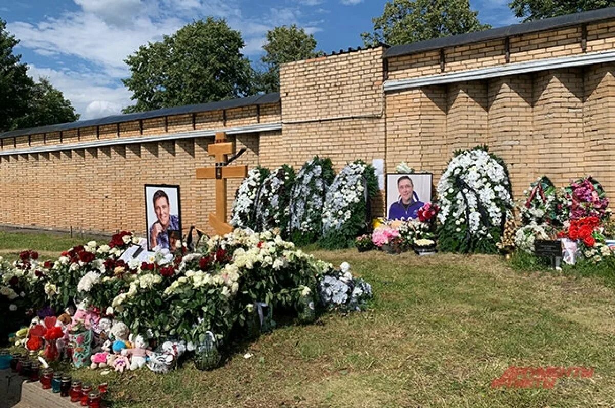 Где похоронили юрия соломина. Троекуровское кладбище Шатунов могила. Троекуровское кладбище в Москве Шатунов.
