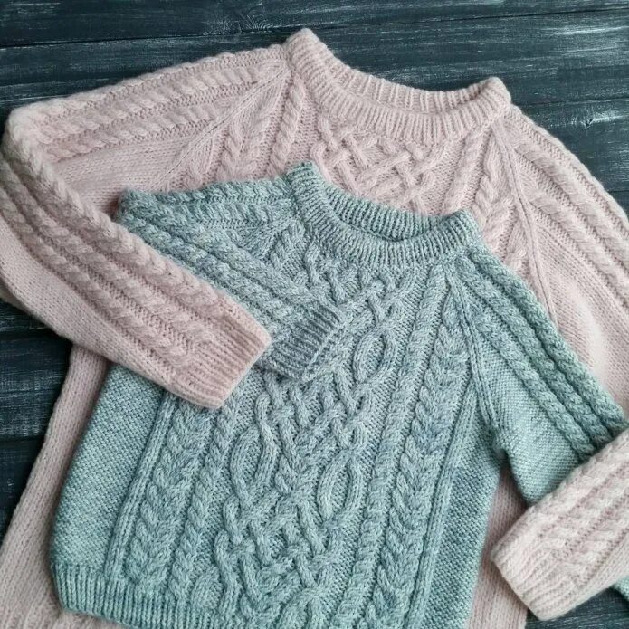 Джемпер косами для девочки. Свитер с косами для девочки. Модный свитер для девочки. Детский свитер с аранами. Свитер с косами для девочки спицами.