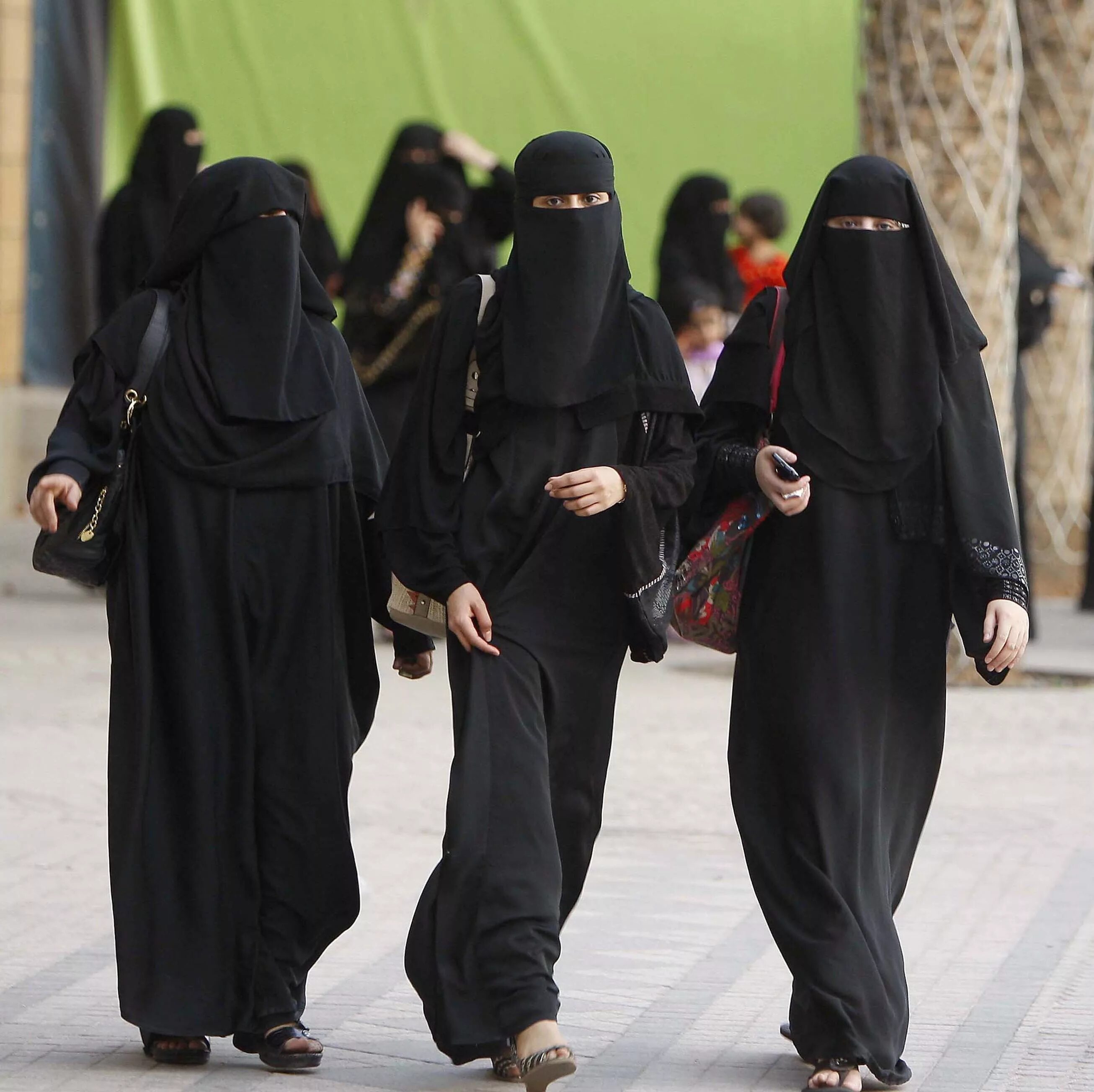Мусульманский можно делать. Абайя одежда для женщин в Саудовской Аравии. Национальный костюм Саудовской Аравии. Абайя одежда для женщин в арабских Эмиратах. Египетский никаб.