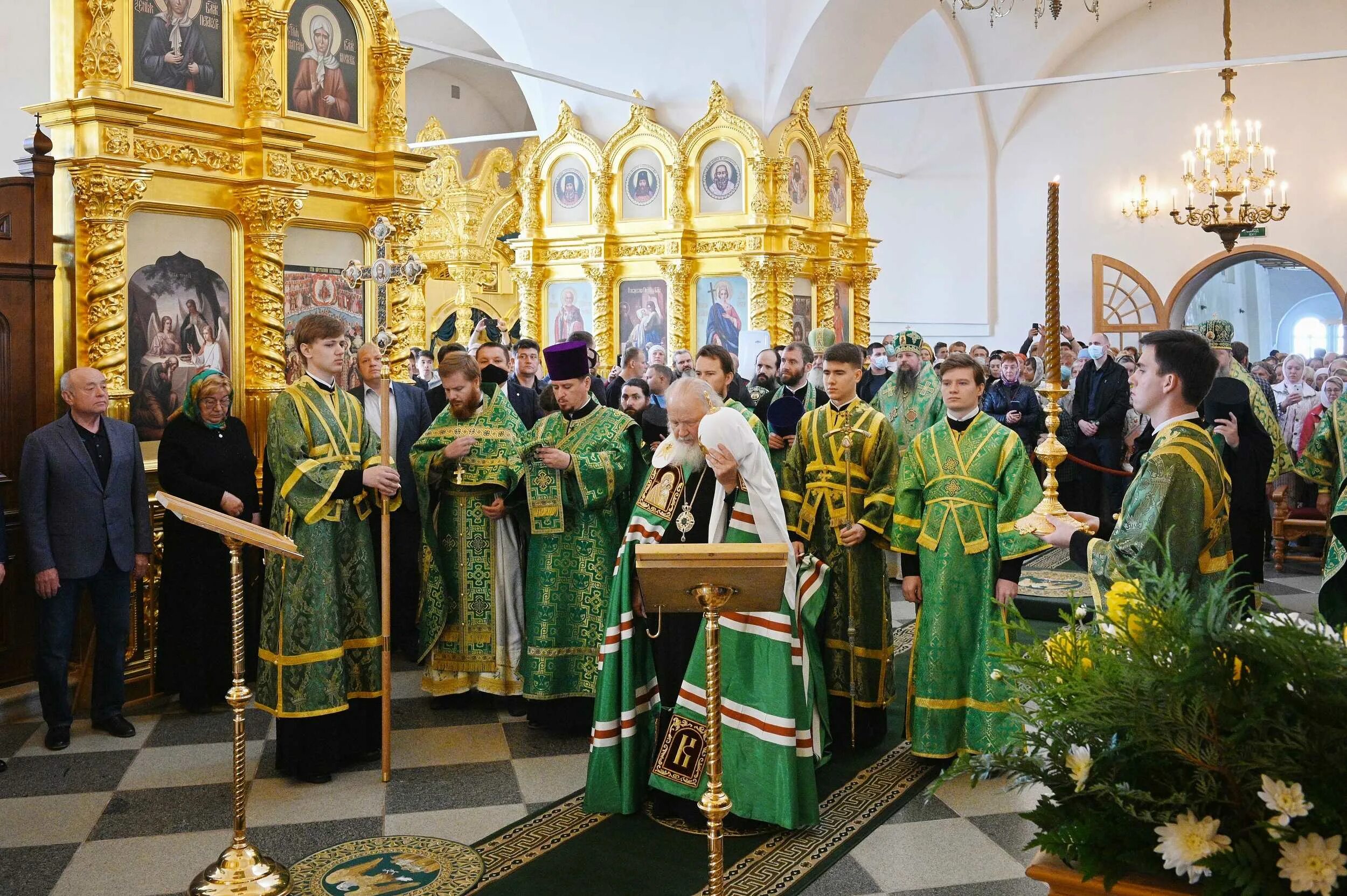 Соловецкий монастырь внутри. Мощи германа зосимы и савватия соловецких. Мощи савватия. Зосимы и савватия. Бирская епархия.