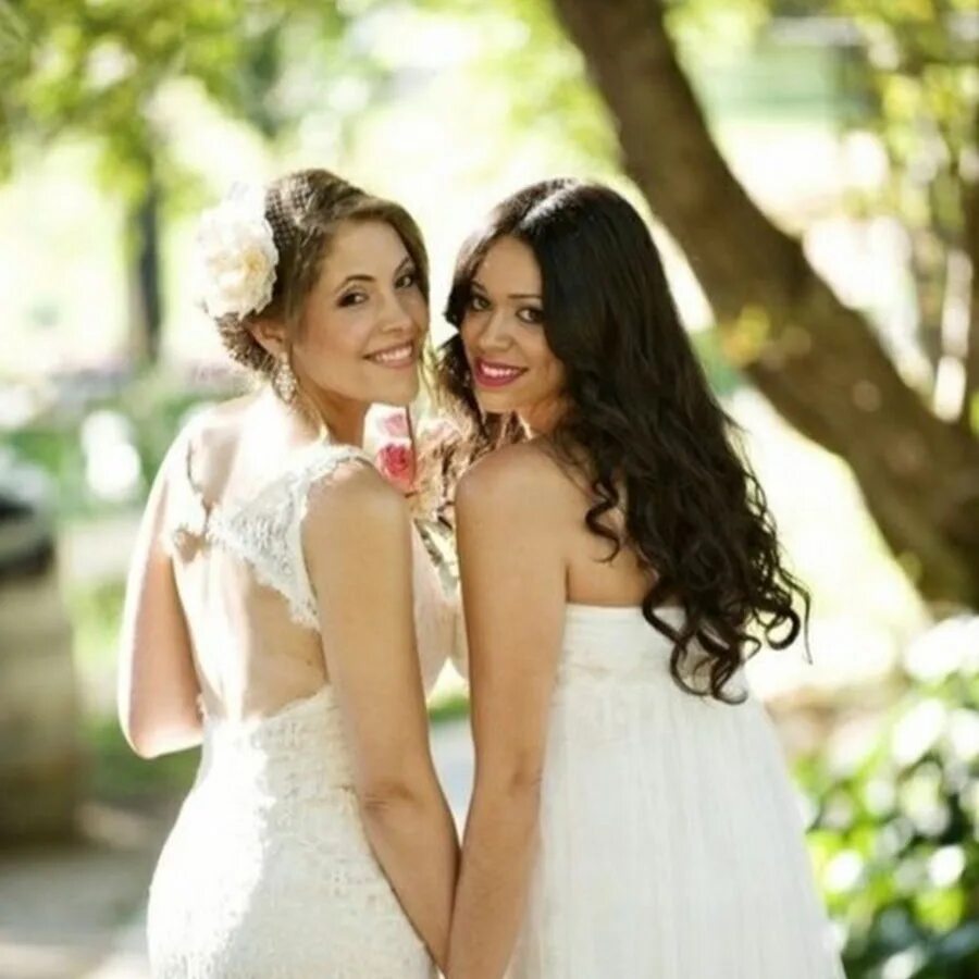 Жене и две ее подруги. Парень и две девочки. Две девушки живут вместе. Свинг отношения в семье. Подруги болтают.