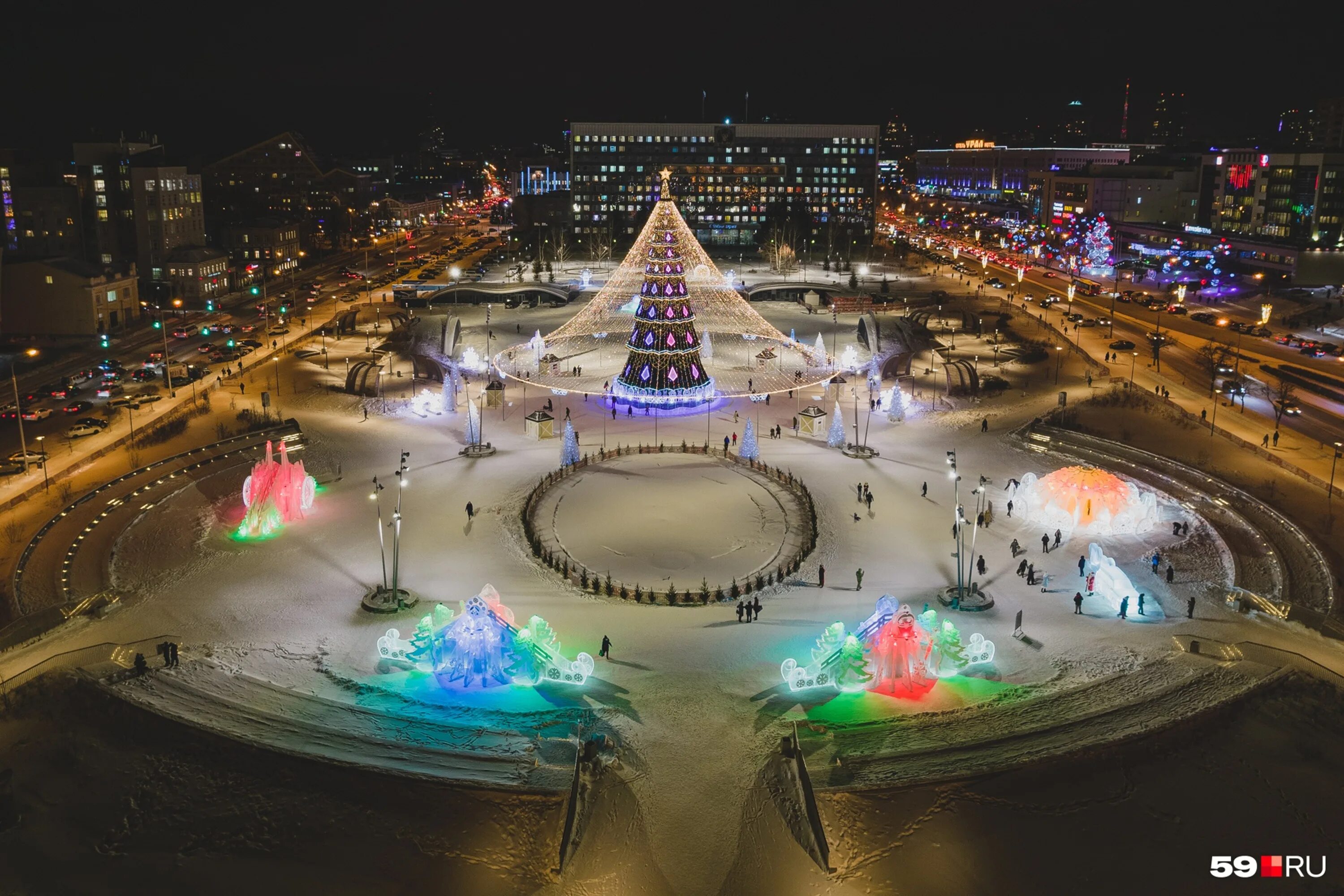 елка в перми на эспланаде 2022. штат делавэр сша. эспланада пермь зима 2022. городок в центре города. цюрих центр города.