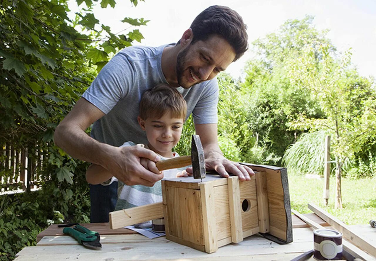 детям о труде. мастерим скворечник. мальчик помогает папе. папа столяр. строимый отцом.