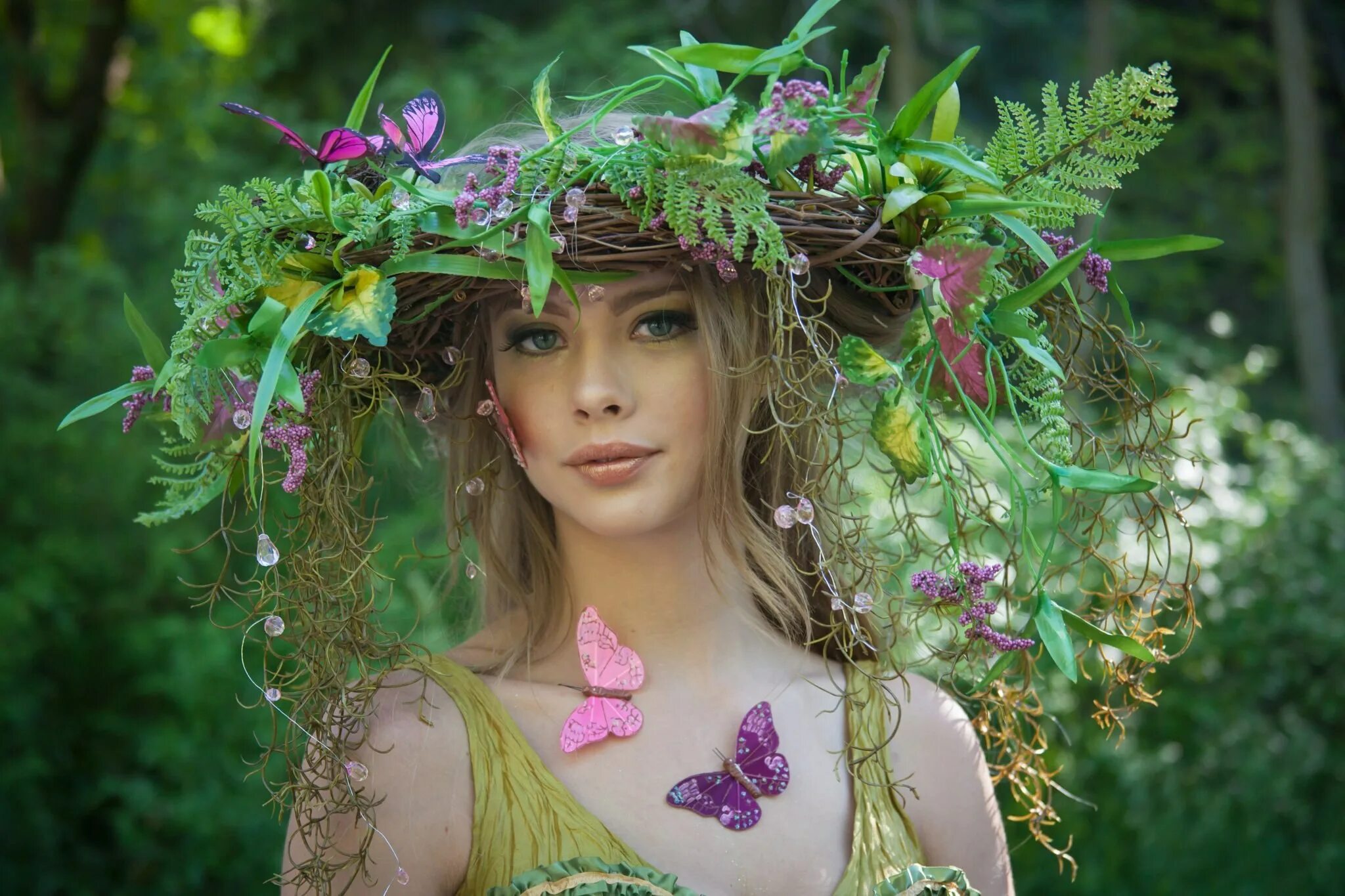 Фотосессия с венком на голове. Девушка с венком на голове. Девушка с венком на волосах. Девушка с венком из цветов на голове. Девушка в венке.