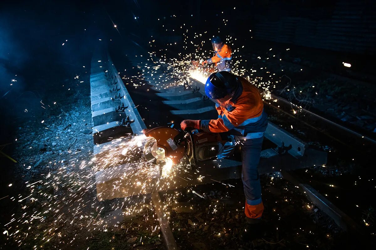 распил дерева. бензопила. дерево пила rezka. бензопила в действии. болгарка искры.