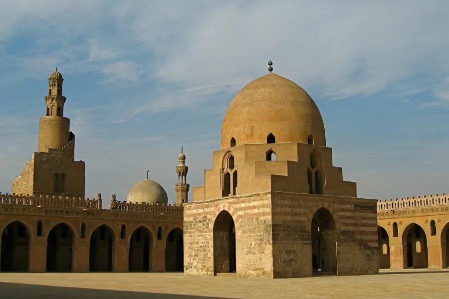 Каир достопримечательности. Мечеть ибн Тулуна. Ибн Тулуна в Каире. Старый Каир мечеть. Арабская мечеть в Каире.
