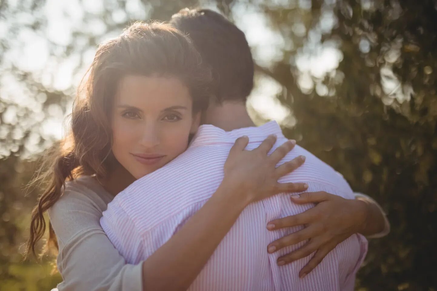 Hugging handsome. Счастливая пара. Женщина обнимает мужчину что это значит значит. Парень обнимает девушку. Мужчина обн мает женщину.