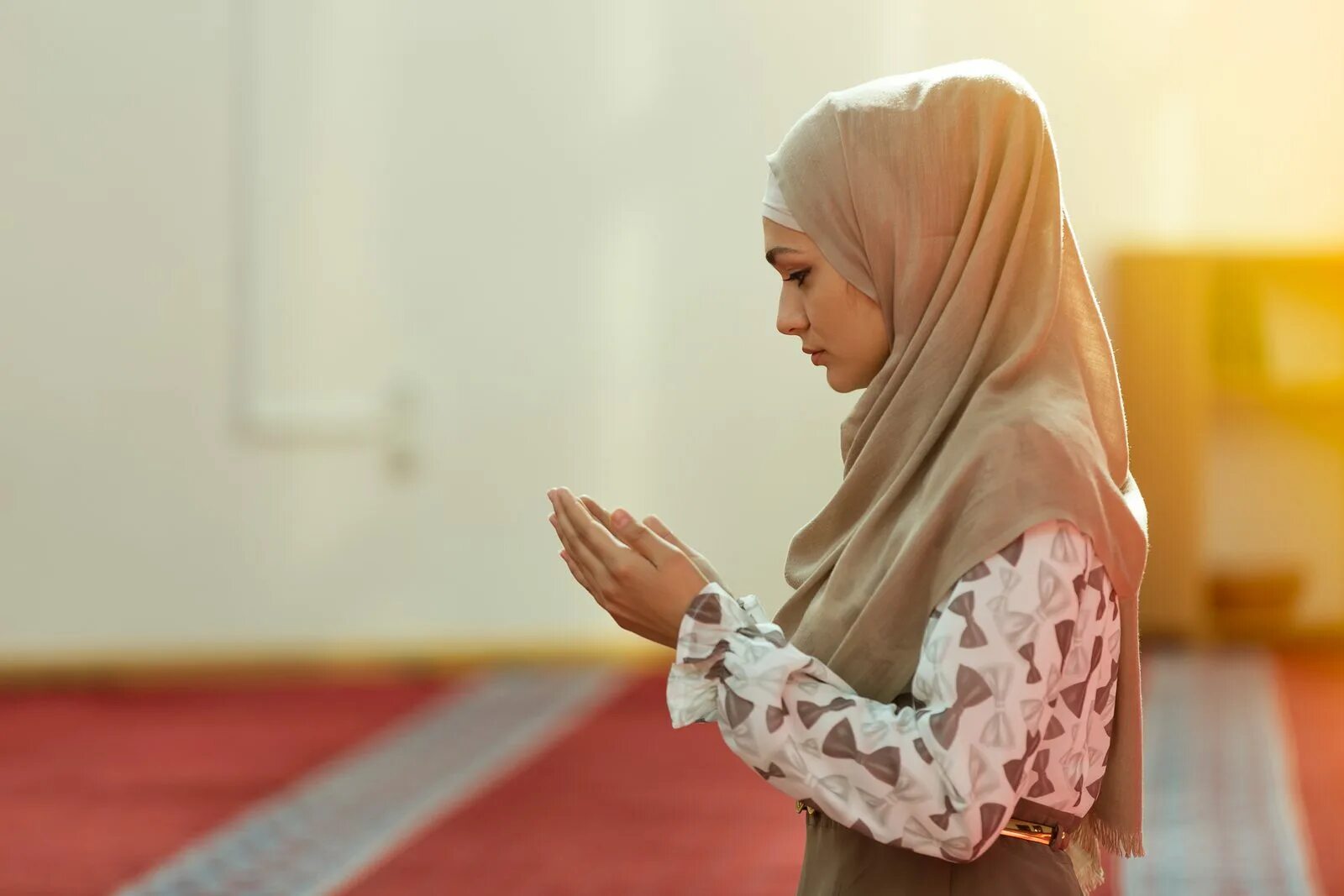 женщины молятся в мечети. женщина молится. как молиться женщине мусульманке. Sajda мусульманская. картинки исломи.