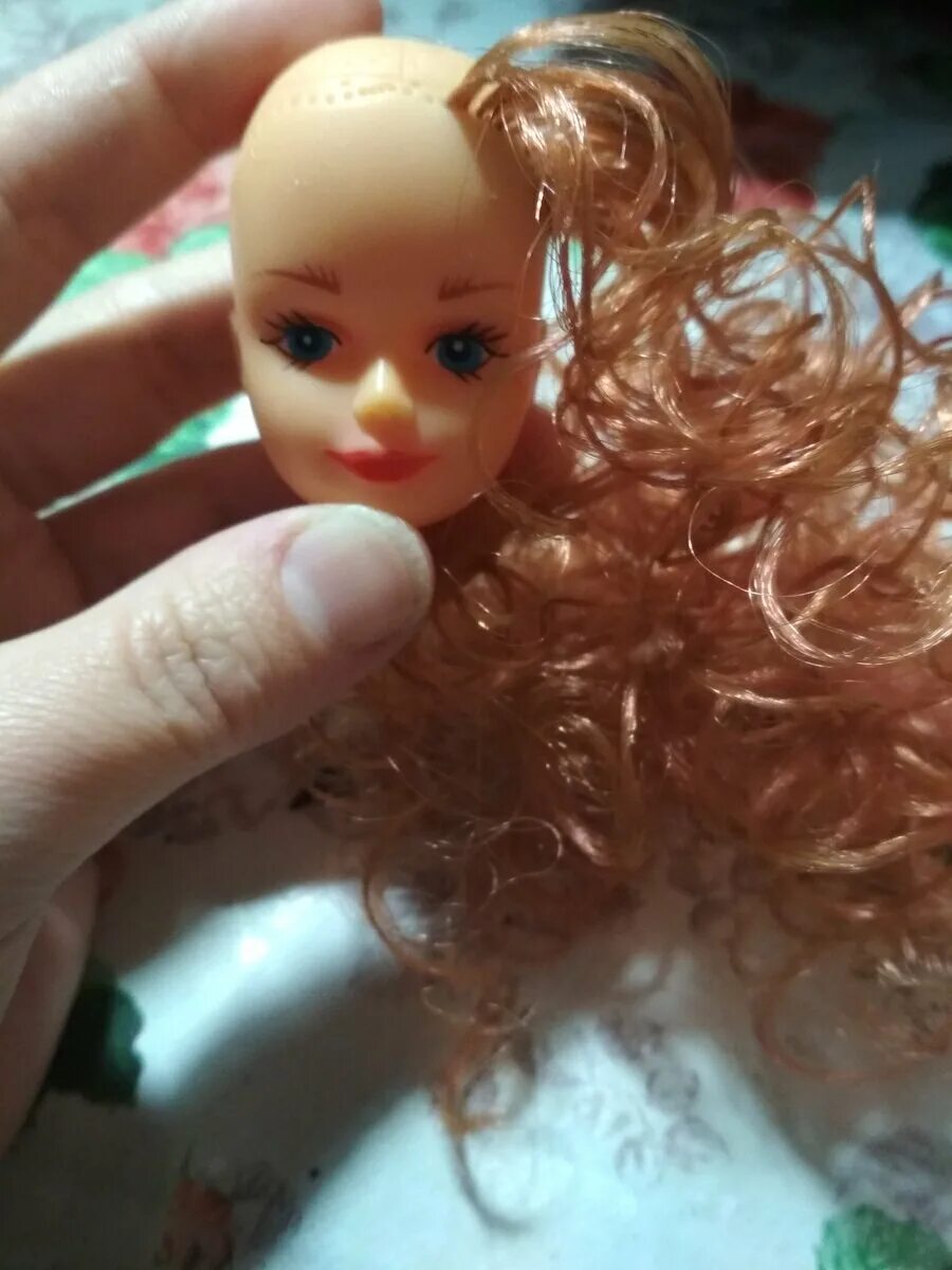 Волосы для куклы из пряжи. Нитки для волос кукле барби. Перепрошивка волос кукле. Волосы для кукол. Как поменять кукле волосы.