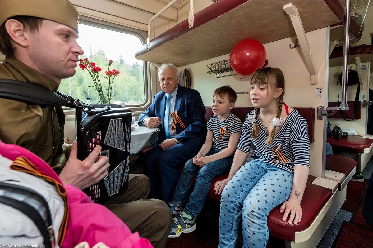 поющий вагон победысваты. поющий вагон победа. дырочка в бутылочке я еду в электричке. поющий вагон победы ютуб. поющий вагон победа.