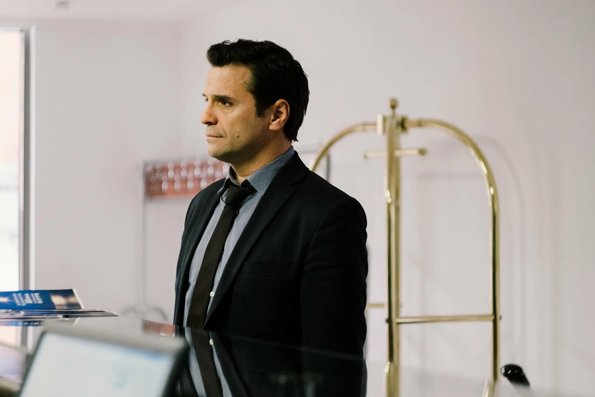 под напряжением конец