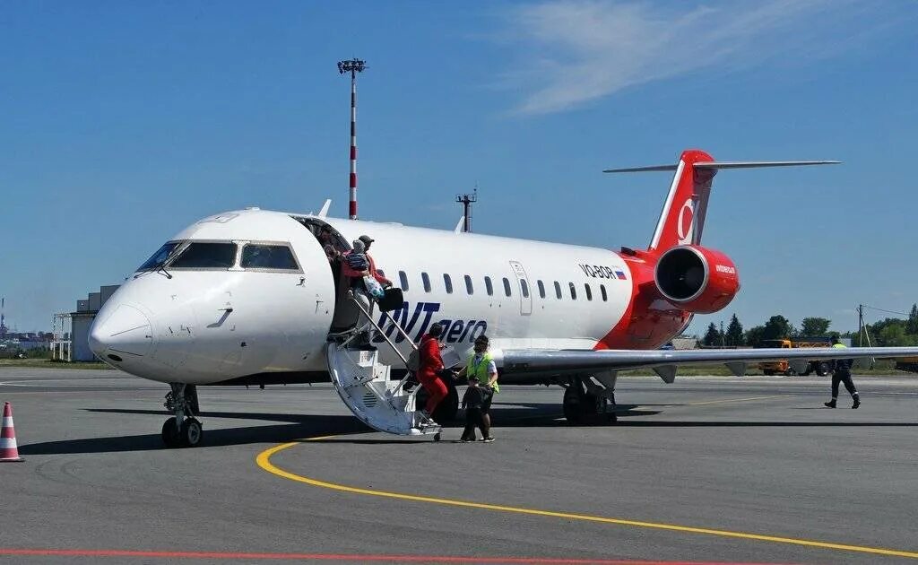 Аэропорт казань боинг 747. Crj-200 ювт. Crj-200 ювт. Crj 200 самолет ювт аэро. Российские самолеты.