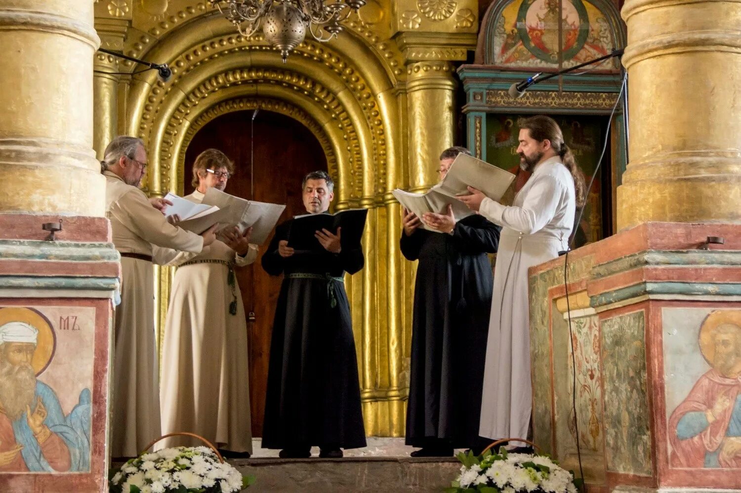 В основе русской духовной музыки. Фестиваль Ростовское действо. Древнерусские духовные песнопения это. Духовное пение. Христианский музыкальный фестиваль.