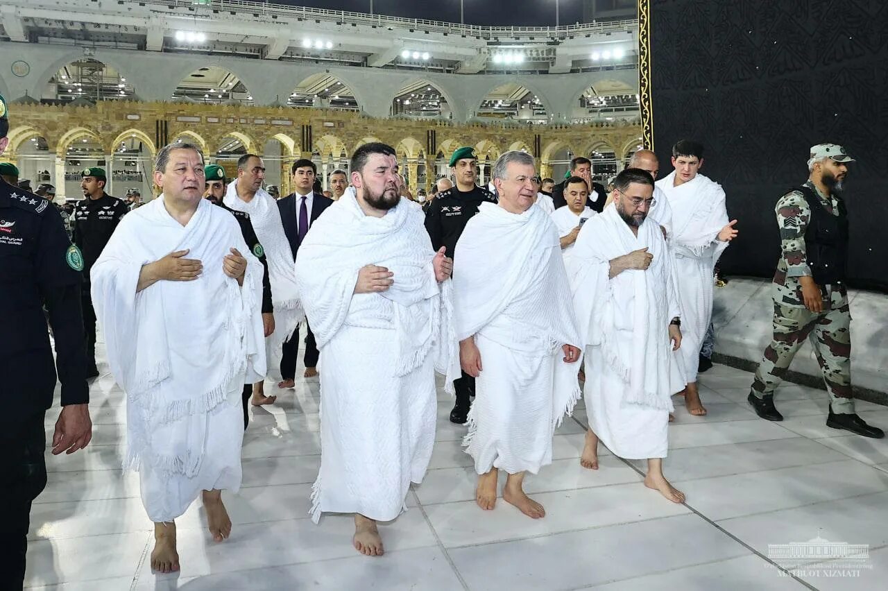 Умра узбекистан. Shvkat mirziyayev umrada. Хадж 2023. Форма хаджа. Хадж из узбекистана.