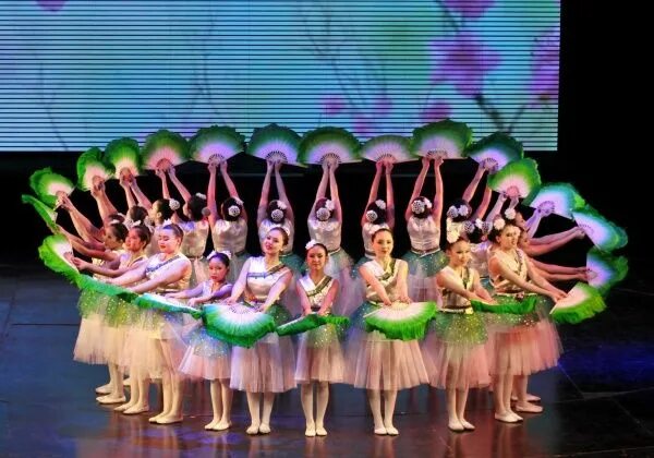 Цветочные танцы где. Танец цветы. Цветок Байкала танец. Название танца про цветы. Цветы и танцы картинки.