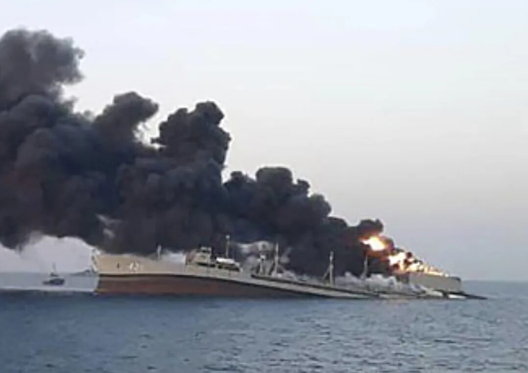 Подрыв корабля россии. Корабль ВМС Ирана «Харг». Крупные взрывы на кораблях. Крейсер Москва затонул. Самый большой затонувший корабль.