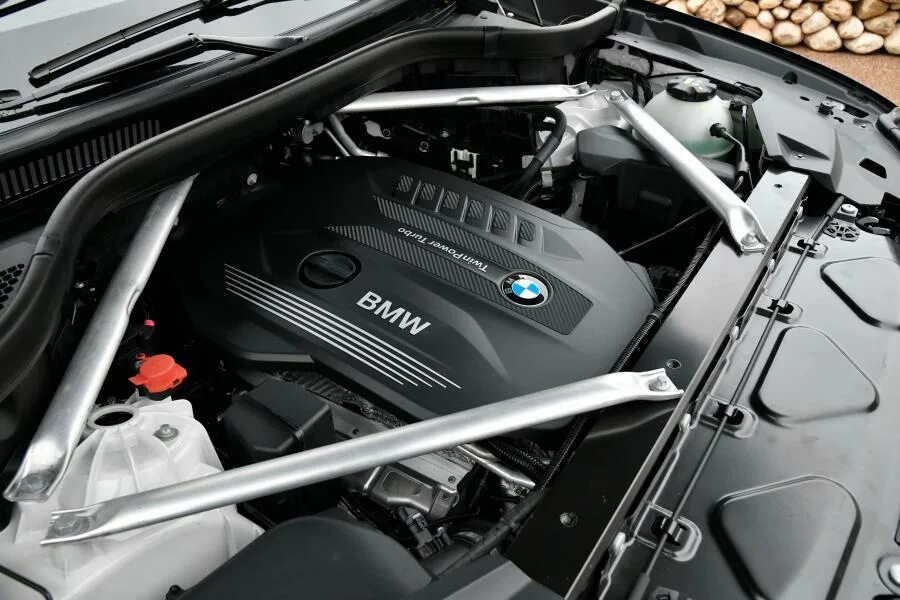 Открыть капот bmw. BMW x5 g05 под капотом. BMW x5 моторный отсек. Моторный BMW x5 f15. Моторный отсек BMW x6.