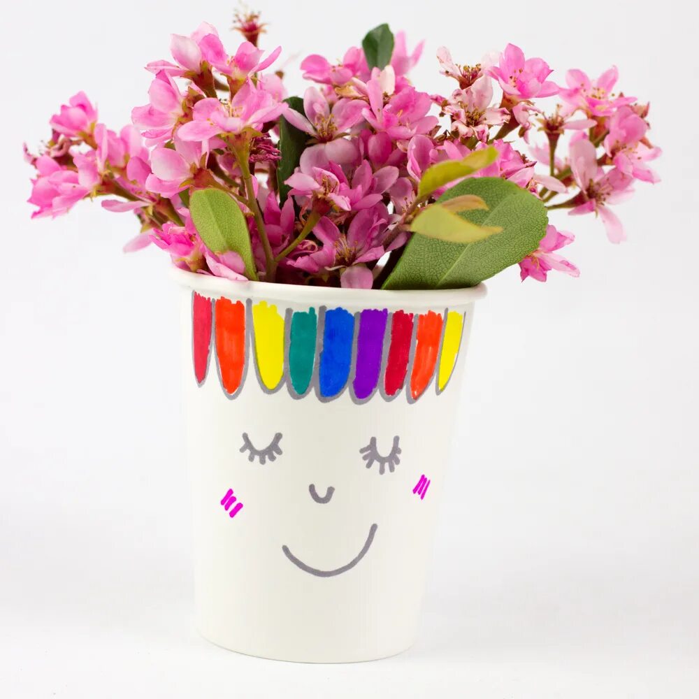 Цветочный стаканчик. Стаканчик для цветов. Детский букетик в стаканчике. Стаканчик из цветов. Cups flowers