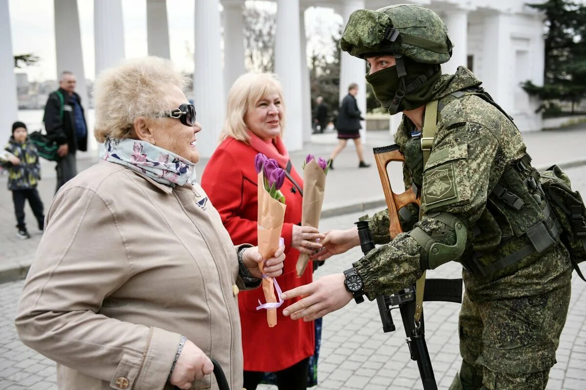 Российский вежливо. Вежливые люди. Вежливые люди в Крыму. Вежливые зеленые человечки. Вежливые солдаты в Крыму.