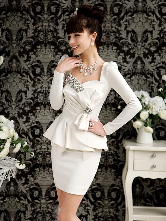 белый брючный костюм с широкими брюками на свадьбу. элегантные костюмы для девушек. белый брючный костюм женский. элегантные костюмы для женщин. свадебный брючный костюм.