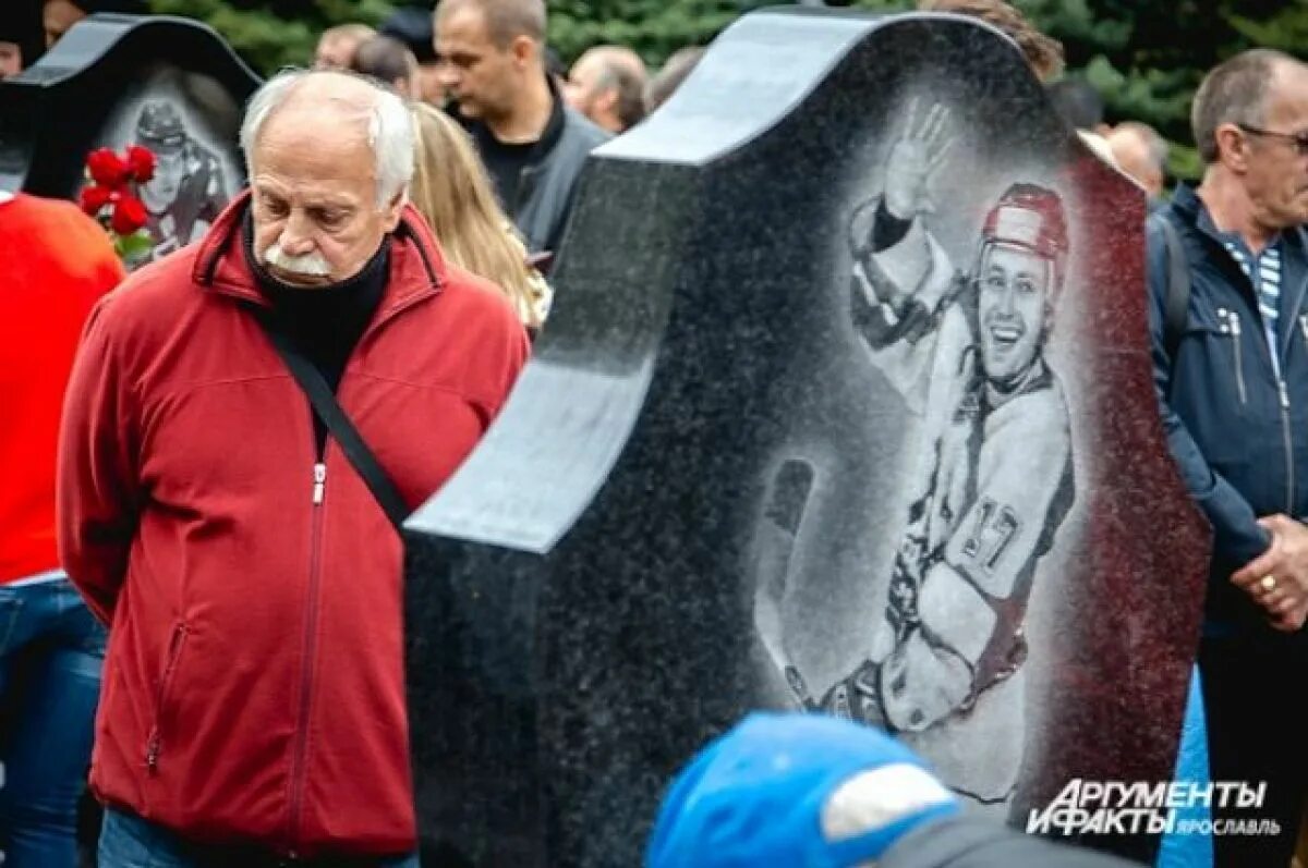 Памяти ткаченко. Иван ткаченко локомотив ярославль. локомотив команда ивана ткаченко ярославль. иван ткаченко авиакатастрофа. иван ткаченко локомотив памятник.
