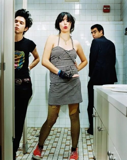 Yeah yeah yeahs speed. Yeah yeah yeahs певец на гитаре. Yeah yeah yeahs 2022. Yeah yeah yeahs remix. Группа yeah yeah yeahs.