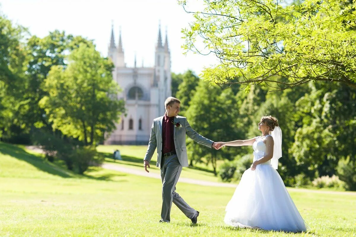 Где сделать свадебную. Свадьба парк Александрия. Парк Александрия в Петергофе свадьба. Петергоф парк фотосъемка. Свадьба в парке.