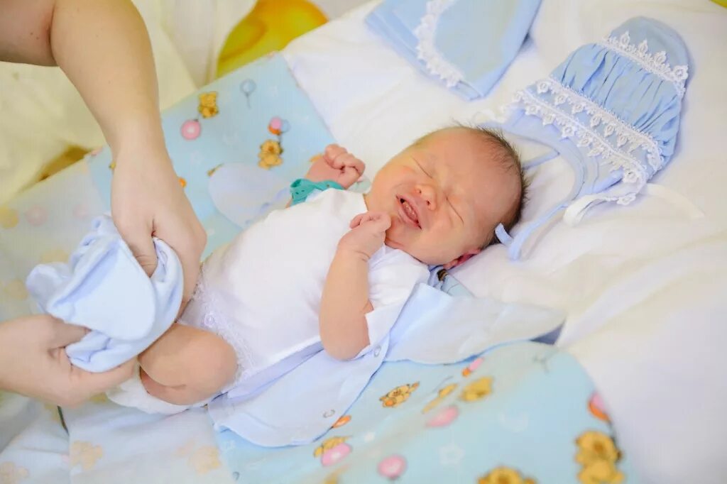 Младенец из роддома. Желтушка у новорождённых. Выписали из роддома с билирубином. Фото новорожденных детей в роддоме. Пугливость у новорожденных.