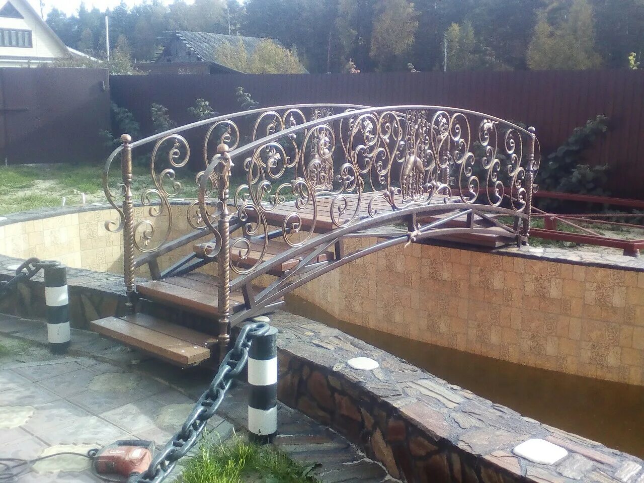 Кованый мостик. Кованый мостик. Перила мостика. Мостик кованый декоративный. Пирс перила питер мост.