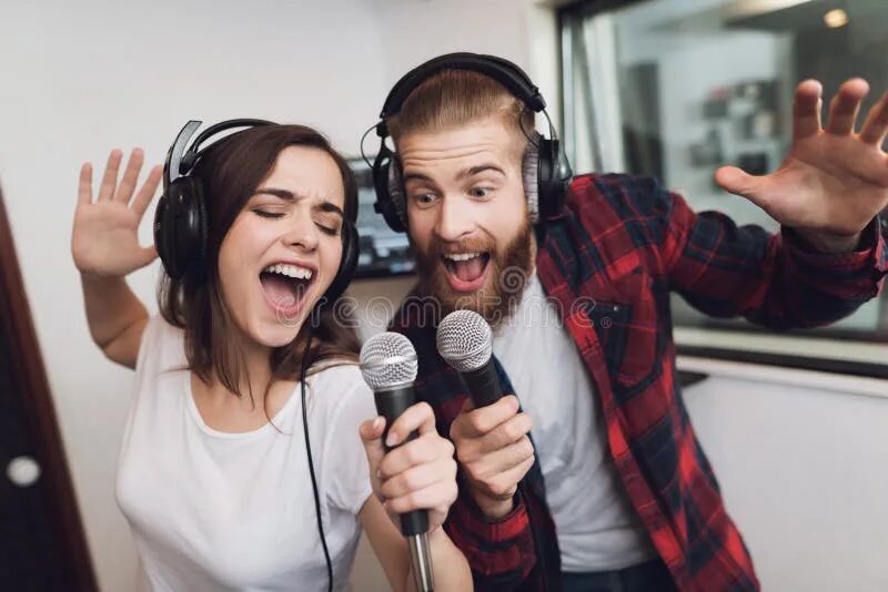 Песня мужчина с женщиной поют. Человек поет в студии. Люди поют вместе. Люди поют в звукозаписи. Поющие вместе.