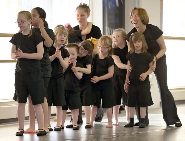 Танцующие дауны. Хореограф с детьми. Танцевальные кружки для детей. Танцевальная терапия. Танцевальная терапия для детей.