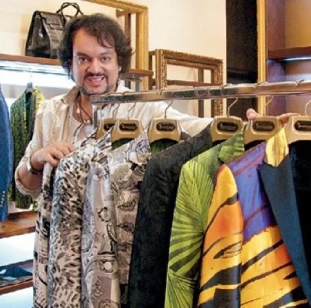 Филипп киркоров гардероб. Старая одежда. Где она одевается. Недорогие вещи. Шкаф с вещами.